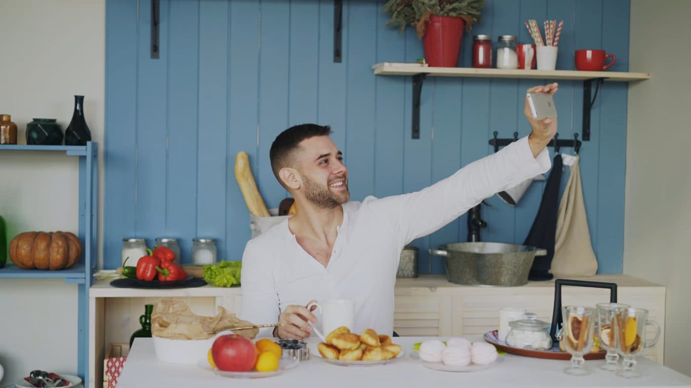 Creador sacándose una selfie en su cocina